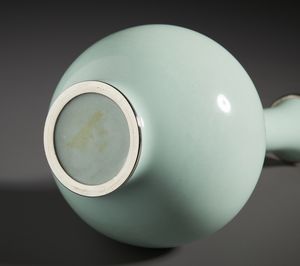 ARTE GIAPPONESE : Raffinato vaso in smalto cloisonn� dal colore verde pallido decorato centralmente con motivo floreale stilizzato. Giappone, prima met� del XX sec.  - Asta Asta 470 | ARTE ORIENTALE Online - Associazione Nazionale - Case d'Asta italiane