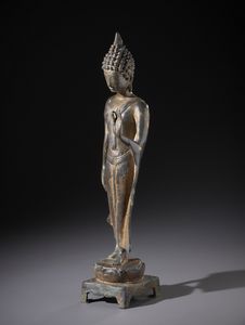 Arte Sud-Est Asiatico : Figura in bronzo raffigurante il famoso �walking Buddha� nello stile Sukothay. Tailandia XX sec  - Asta Asta 470 | ARTE ORIENTALE Online - Associazione Nazionale - Case d'Asta italiane