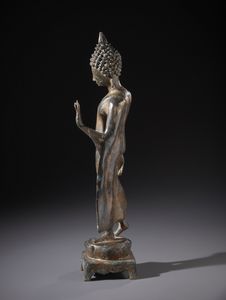 Arte Sud-Est Asiatico : Figura in bronzo raffigurante il famoso �walking Buddha� nello stile Sukothay. Tailandia XX sec  - Asta Asta 470 | ARTE ORIENTALE Online - Associazione Nazionale - Case d'Asta italiane