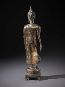 Arte Sud-Est Asiatico : Figura in bronzo raffigurante il famoso �walking Buddha� nello stile Sukothay. Tailandia XX sec  - Asta Asta 470 | ARTE ORIENTALE Online - Associazione Nazionale - Case d'Asta italiane