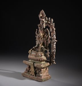 Arte Himalayana : Fusione in bronzo raffigurante la divinit� Tara. Seduta su di un fiore di loto � contornata da ricco baldacchino finemente lavorato.Nepal XX sec  - Asta Asta 470 | ARTE ORIENTALE Online - Associazione Nazionale - Case d'Asta italiane