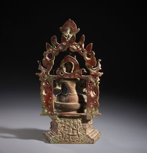 Arte Himalayana : Fusione in bronzo raffigurante la divinit� Tara. Seduta su di un fiore di loto � contornata da ricco baldacchino finemente lavorato.Nepal XX sec  - Asta Asta 470 | ARTE ORIENTALE Online - Associazione Nazionale - Case d'Asta italiane
