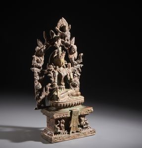 Arte Himalayana : Fusione in bronzo raffigurante la divinit� Tara. Seduta su di un fiore di loto � contornata da ricco baldacchino finemente lavorato.Nepal XX sec  - Asta Asta 470 | ARTE ORIENTALE Online - Associazione Nazionale - Case d'Asta italiane