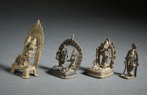 Arte Indiana : Gruppo di 4 altari in bronzo raffigurati divinit�India  popolare, XIX secolo  - Asta Asta 470 | ARTE ORIENTALE Online - Associazione Nazionale - Case d'Asta italiane
