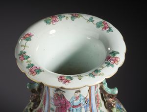 Arte Cinese : Vaso in porcellana abilmente smaltato nei colori della famiglia rosa, stile �Canton�. Cina Dinastia Qing , XIX sec.  - Asta Asta 470 | ARTE ORIENTALE Online - Associazione Nazionale - Case d'Asta italiane