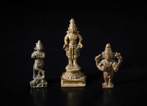 Arte Indiana - Tre figure devozionali in bronzo raffiguranti deit� della mitologia Ind�.Sud India, XIX sec.
