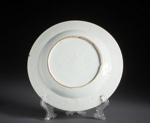 Arte Cinese : Piatto in porcellana famiglia rosa dipinto con raffigurazione di una fanciulla che tiene nella mano destra il fungo dell'immortalit�. Cina, XX sec.  - Asta Asta 470 | ARTE ORIENTALE Online - Associazione Nazionale - Case d'Asta italiane