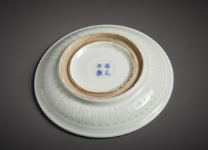 Arte Cinese : Bel piatto in porcellana celadon. all'interno � raffigurato in bassorilievo un drago tra le nuvole.Cina, XX secolo  - Asta Asta 470 | ARTE ORIENTALE Online - Associazione Nazionale - Case d'Asta italiane