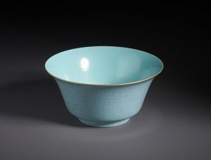 Arte Cinese : Grande ciotola in porcellana dalla forma svasata dipinta con smalto robin�s egg.Cina, XX sec.  - Asta Asta 470 | ARTE ORIENTALE Online - Associazione Nazionale - Case d'Asta italiane