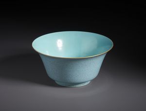 Arte Cinese : Grande ciotola in porcellana dalla forma svasata dipinta con smalto robin�s egg.Cina, XX sec.  - Asta Asta 470 | ARTE ORIENTALE Online - Associazione Nazionale - Case d'Asta italiane