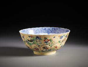 Arte Cinese : Bella coppa in porcellana dipinta a colori policromi della famiglia Verde su di un fondo �capucine�.Cina, Dinastia Qing periodo Kangxi.  - Asta Asta 470 | ARTE ORIENTALE Online - Associazione Nazionale - Case d'Asta italiane
