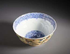 Arte Cinese : Bella coppa in porcellana dipinta a colori policromi della famiglia Verde su di un fondo �capucine�.Cina, Dinastia Qing periodo Kangxi.  - Asta Asta 470 | ARTE ORIENTALE Online - Associazione Nazionale - Case d'Asta italiane