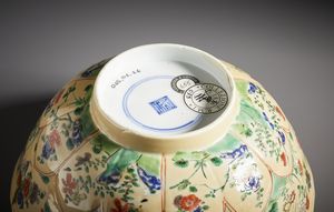 Arte Cinese : Bella coppa in porcellana dipinta a colori policromi della famiglia Verde su di un fondo �capucine�.Cina, Dinastia Qing periodo Kangxi.  - Asta Asta 470 | ARTE ORIENTALE Online - Associazione Nazionale - Case d'Asta italiane