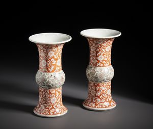 Arte Cinese - Coppia di vasi in porcellana di forma �GU�. Cina, XIX/XX sec.