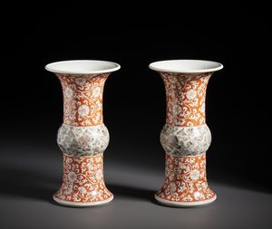 Arte Cinese : Coppia di vasi in porcellana di forma �GU�. Cina, XIX/XX sec.  - Asta Asta 470 | ARTE ORIENTALE Online - Associazione Nazionale - Case d'Asta italiane