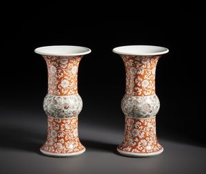 Arte Cinese : Coppia di vasi in porcellana di forma �GU�. Cina, XIX/XX sec.  - Asta Asta 470 | ARTE ORIENTALE Online - Associazione Nazionale - Case d'Asta italiane