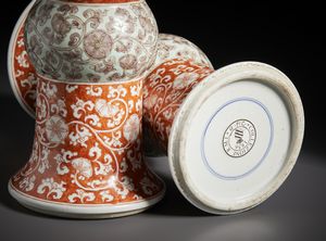 Arte Cinese : Coppia di vasi in porcellana di forma �GU�. Cina, XIX/XX sec.  - Asta Asta 470 | ARTE ORIENTALE Online - Associazione Nazionale - Case d'Asta italiane