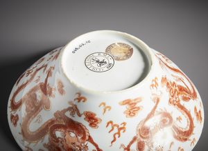 Arte Cinese : Bella ciotola in porcellana della forma ondulata  �ogee�.Cina, Dinastia Qing periodo Kangxi.  - Asta Asta 470 | ARTE ORIENTALE Online - Associazione Nazionale - Case d'Asta italiane