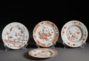 Arte Cinese : Gruppo di quattro bei piatti in porcellana della compagnia delle indie dipinti in rosso ferro ed oro.Cina, Dinastia Qing  XVIII sec.  - Asta Asta 470 | ARTE ORIENTALE Online - Associazione Nazionale - Case d'Asta italiane