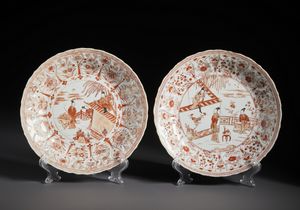 Arte Cinese - Due bei piatti in porcellana decorati in rosso ferro ed oro raffiguranti al centro scene tratte dal racconto �The Romance of the Western Chamber�. Cina, Dinastia Qing periodo Kangxi.