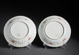 Arte Cinese : Due bei piatti in porcellana decorati in rosso ferro ed oro raffiguranti al centro scene tratte dal racconto �The Romance of the Western Chamber�. Cina, Dinastia Qing periodo Kangxi.  - Asta Asta 470 | ARTE ORIENTALE Online - Associazione Nazionale - Case d'Asta italiane