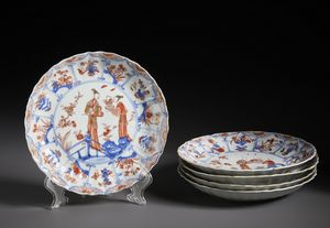 Arte Cinese : Gruppo di cinque piatti in porcellana decorati con motivi Imari.Cina, Dinastia Qing - prima met� XVIII sec.  - Asta Asta 470 | ARTE ORIENTALE Online - Associazione Nazionale - Case d'Asta italiane