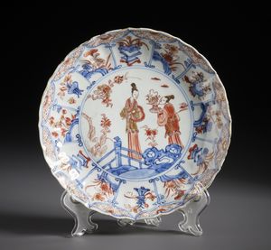 Arte Cinese : Gruppo di cinque piatti in porcellana decorati con motivi Imari.Cina, Dinastia Qing - prima met� XVIII sec.  - Asta Asta 470 | ARTE ORIENTALE Online - Associazione Nazionale - Case d'Asta italiane