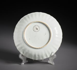 Arte Cinese : Gruppo di cinque piatti in porcellana decorati con motivi Imari.Cina, Dinastia Qing - prima met� XVIII sec.  - Asta Asta 470 | ARTE ORIENTALE Online - Associazione Nazionale - Case d'Asta italiane