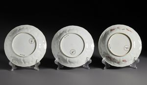 Arte Cinese : Gruppo di tre bei piatti in porcellana decorati in rosso ferro e oro raffiguranti al centro scene tratte dal famoso racconto � The Romance of the Western Chamber �.Cina, Dinastia Qing periodo Kangxi.  - Asta Asta 470 | ARTE ORIENTALE Online - Associazione Nazionale - Case d'Asta italiane