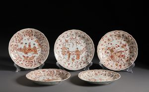 Arte Cinese - Gruppo di cinque piatti in porcellana decoro �milk and blood� in rosso ferro lumeggiato in oro. Cina, Dinastia Qing periodo Kangxi.