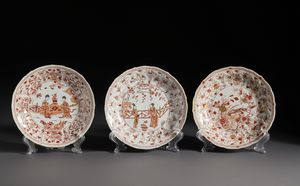 Arte Cinese : Gruppo di cinque piatti in porcellana decoro �milk and blood� in rosso ferro lumeggiato in oro. Cina, Dinastia Qing periodo Kangxi.  - Asta Asta 470 | ARTE ORIENTALE Online - Associazione Nazionale - Case d'Asta italiane