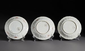 Arte Cinese : Gruppo di cinque piatti in porcellana decoro �milk and blood� in rosso ferro lumeggiato in oro. Cina, Dinastia Qing periodo Kangxi.  - Asta Asta 470 | ARTE ORIENTALE Online - Associazione Nazionale - Case d'Asta italiane