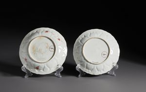 Arte Cinese : Gruppo di cinque piatti in porcellana decoro �milk and blood� in rosso ferro lumeggiato in oro. Cina, Dinastia Qing periodo Kangxi.  - Asta Asta 470 | ARTE ORIENTALE Online - Associazione Nazionale - Case d'Asta italiane