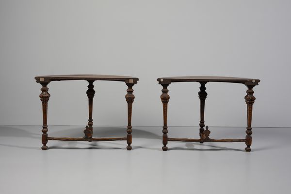 MANIFATTURA DEL XIX SECOLO : Coppia di consolle a mezzaluna con piano lastronato e gambe intagliate in foggia di colonne riunite da traverse  - Asta Asta 469 | ARTE ANTICA E DEL XIX SECOLO Online - Associazione Nazionale - Case d'Asta italiane