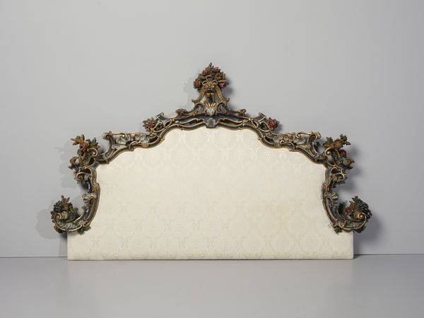 MANIFATTURA VENETA DEL XIX SECOLO : Testiera in legno intagliato, dipinto e parzialmente dorato, decorazioni a motivi fitomorfi e floreali raccordate da volute e fasce a rilievo  - Asta Asta 469 | ARTE ANTICA E DEL XIX SECOLO Online - Associazione Nazionale - Case d'Asta italiane