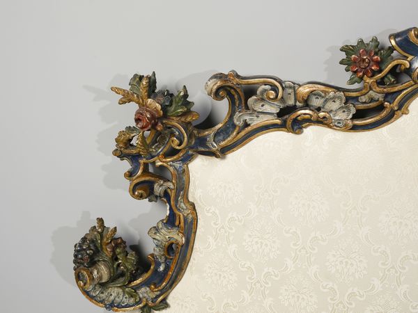MANIFATTURA VENETA DEL XIX SECOLO : Testiera in legno intagliato, dipinto e parzialmente dorato, decorazioni a motivi fitomorfi e floreali raccordate da volute e fasce a rilievo  - Asta Asta 469 | ARTE ANTICA E DEL XIX SECOLO Online - Associazione Nazionale - Case d'Asta italiane