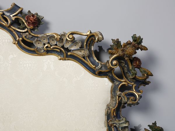 MANIFATTURA VENETA DEL XIX SECOLO : Testiera in legno intagliato, dipinto e parzialmente dorato, decorazioni a motivi fitomorfi e floreali raccordate da volute e fasce a rilievo  - Asta Asta 469 | ARTE ANTICA E DEL XIX SECOLO Online - Associazione Nazionale - Case d'Asta italiane