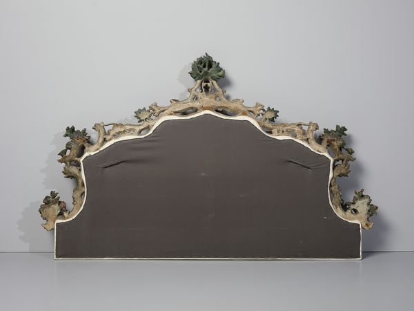 MANIFATTURA VENETA DEL XIX SECOLO : Testiera in legno intagliato, dipinto e parzialmente dorato, decorazioni a motivi fitomorfi e floreali raccordate da volute e fasce a rilievo  - Asta Asta 469 | ARTE ANTICA E DEL XIX SECOLO Online - Associazione Nazionale - Case d'Asta italiane