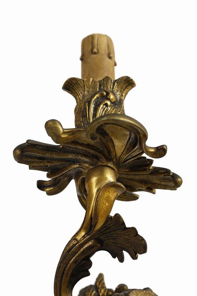 MANIFATTURA FRANCESE DEL XIX-XX SECOLO : Coppia di grandi appliques a cinque luci in stile Luigi XV in bronzo dorato, bracci in foggia di tralci vegetali e appoggio a parete sagomata a motivi fogliacei  - Asta Asta 469 | ARTE ANTICA E DEL XIX SECOLO Online - Associazione Nazionale - Case d'Asta italiane