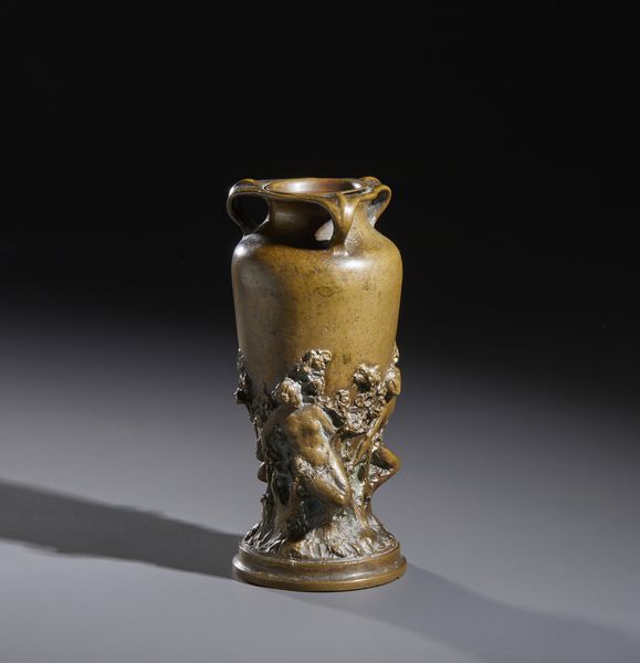 MANIFATTURA DEGLI INIZI DEL XX SECOLO : Piccolo vaso triansato in bronzo decorato a rilievo con figure paniche in una selva  - Asta Asta 469 | ARTE ANTICA E DEL XIX SECOLO Online - Associazione Nazionale - Case d'Asta italiane