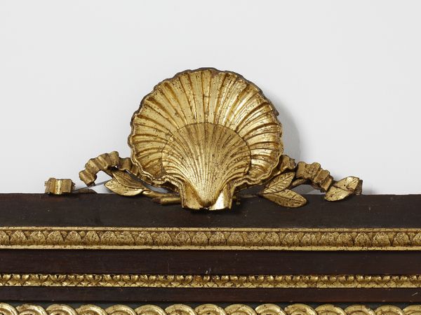 MANIFATTURA DEL XIX SECOLO : Caminiera in legno intagliato, dipinto e parzialmente dorato, decori laterali in forma di ghirlande di fiori, cimasa sormontata da conchiglia  - Asta Asta 469 | ARTE ANTICA E DEL XIX SECOLO Online - Associazione Nazionale - Case d'Asta italiane