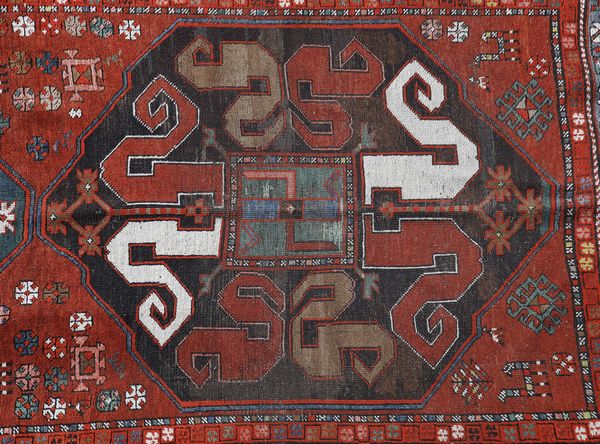 KARABAGH : Tappeto Chondoresk, due medaglioni centrali su fondo rosso, incorniciato da bordura esterna  - Asta Asta 469 | ARTE ANTICA E DEL XIX SECOLO Online - Associazione Nazionale - Case d'Asta italiane