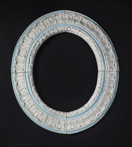 MANIFATTURA ITALIANA DEL XX SECOLO : Cornice di forma ovale in maiolica invetriata decorata a motivi fitomorfi a rilievo alternati a fasce di colore azzurro  - Asta Asta 469 | ARTE ANTICA E DEL XIX SECOLO Online - Associazione Nazionale - Case d'Asta italiane