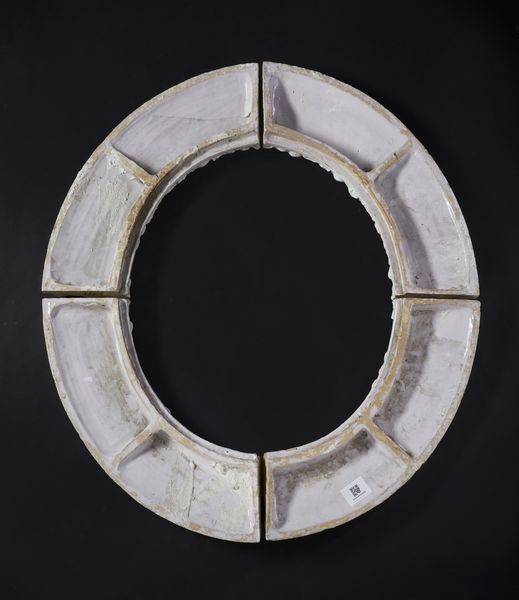 MANIFATTURA ITALIANA DEL XX SECOLO : Cornice di forma ovale in maiolica invetriata decorata a motivi fitomorfi a rilievo alternati a fasce di colore azzurro  - Asta Asta 469 | ARTE ANTICA E DEL XIX SECOLO Online - Associazione Nazionale - Case d'Asta italiane