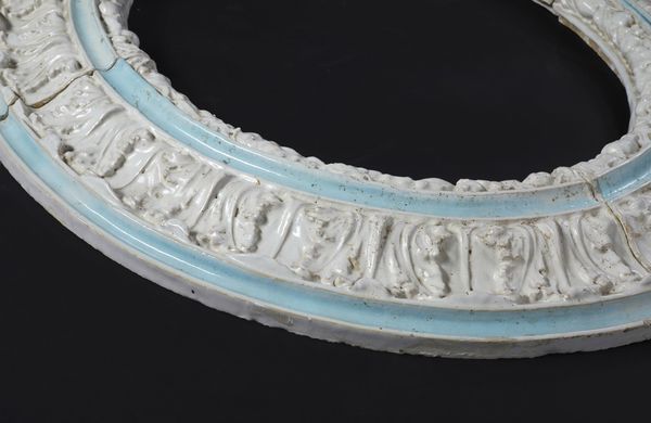 MANIFATTURA ITALIANA DEL XX SECOLO : Cornice di forma ovale in maiolica invetriata decorata a motivi fitomorfi a rilievo alternati a fasce di colore azzurro  - Asta Asta 469 | ARTE ANTICA E DEL XIX SECOLO Online - Associazione Nazionale - Case d'Asta italiane