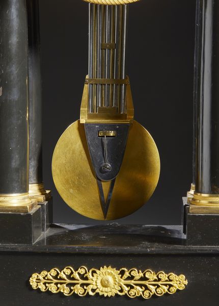 MANIFATTURA FRANCESE DEL XIX SECOLO : Orologio a pendolo in legno ebanizzato e bronzi dorati, quattro colonne a sorreggere il quadrante e la parte superiore, sormontata da figura di Arianna addormentata  - Asta Asta 469 | ARTE ANTICA E DEL XIX SECOLO Online - Associazione Nazionale - Case d'Asta italiane