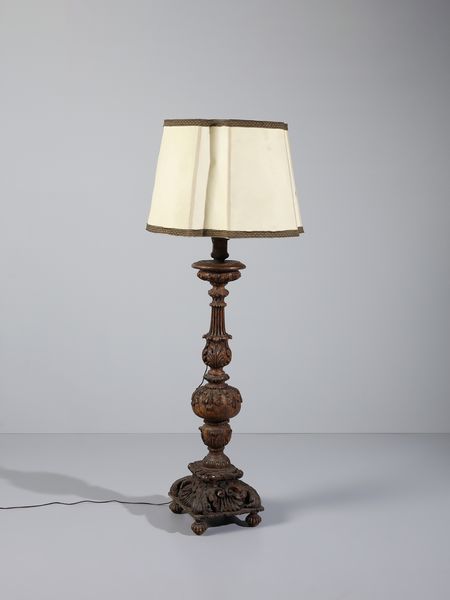 MANIFATTURA DEL XVIII SECOLO : Torciera da terra in legno scolpito a motivi fitomorfi, adattata a lampada  - Asta Asta 469 | ARTE ANTICA E DEL XIX SECOLO Online - Associazione Nazionale - Case d'Asta italiane