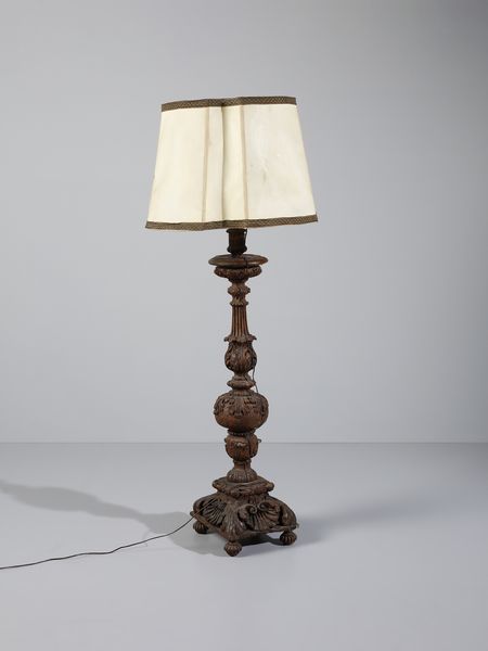 MANIFATTURA DEL XVIII SECOLO : Torciera da terra in legno scolpito a motivi fitomorfi, adattata a lampada  - Asta Asta 469 | ARTE ANTICA E DEL XIX SECOLO Online - Associazione Nazionale - Case d'Asta italiane