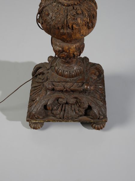 MANIFATTURA DEL XVIII SECOLO : Torciera da terra in legno scolpito a motivi fitomorfi, adattata a lampada  - Asta Asta 469 | ARTE ANTICA E DEL XIX SECOLO Online - Associazione Nazionale - Case d'Asta italiane