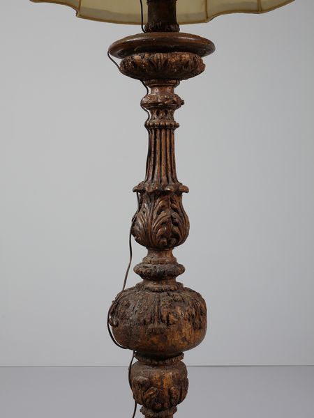 MANIFATTURA DEL XVIII SECOLO : Torciera da terra in legno scolpito a motivi fitomorfi, adattata a lampada  - Asta Asta 469 | ARTE ANTICA E DEL XIX SECOLO Online - Associazione Nazionale - Case d'Asta italiane